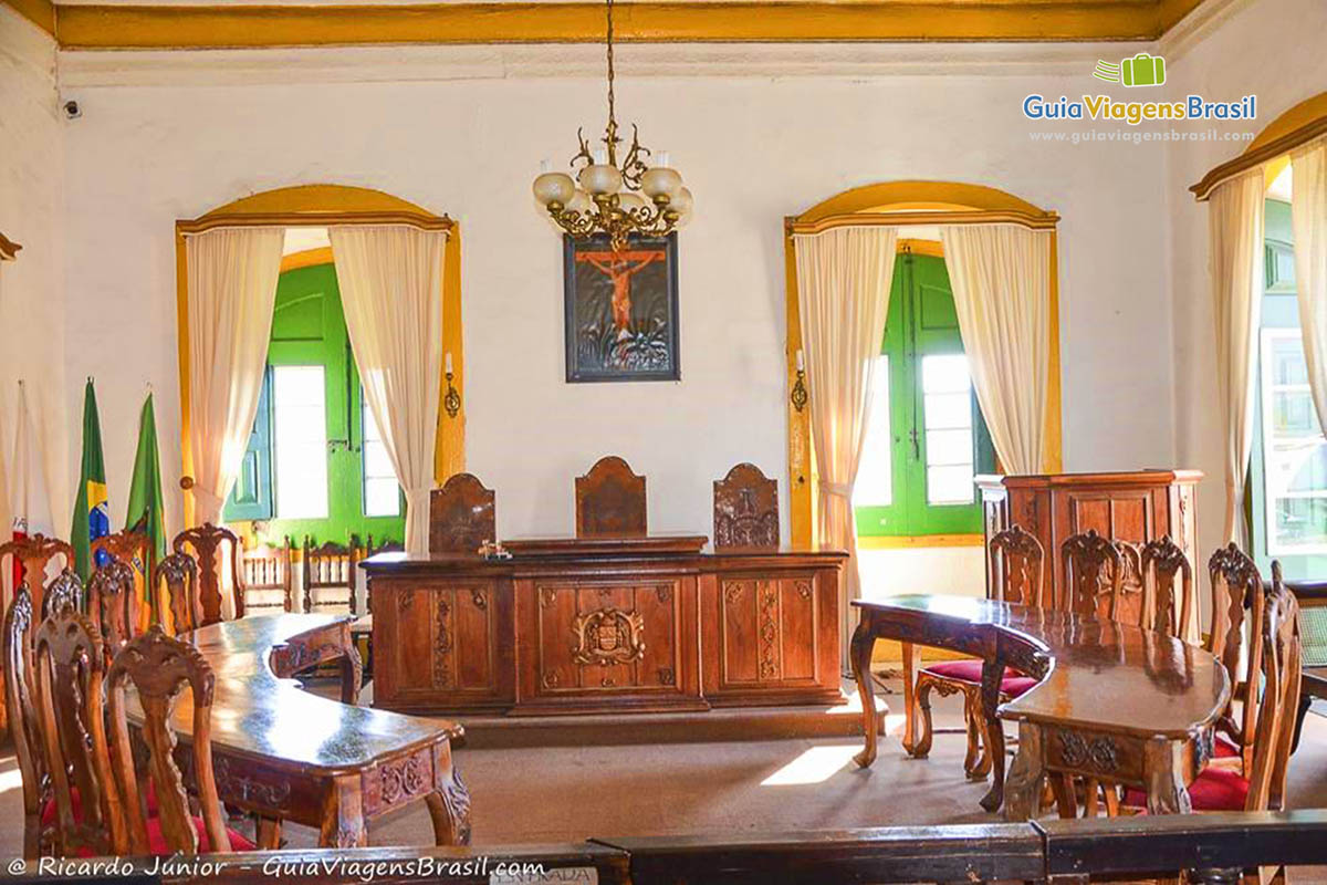 Imagem interna da Casa da Câmara com cadeiras e mesas de madeira trabalhadas.